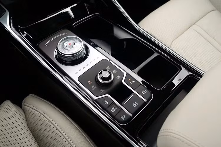 Tại Việt Nam, Kia Sorento đang được cung cấp khá nhiều lựa chọn động cơ bao gồm máy dầu Smartstream D2.2, máy xăng Smartstream G2.5, Smartstream G 1.6T-GDi HEV và Smartstream G 1.6T-GDi PHEV. Dự đoán, Sorento 2025 sắp bán ra cũng không thay đổi.