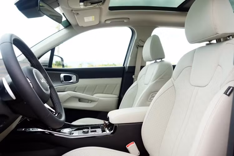 Xe cũng được trang bị cảnh báo và hỗ trợ điểm mù, cảnh báo phương tiện cắt ngang khi lùi, ga tự động thích ứng... Ngoài ra, xe có 6 túi khí, camera 360 độ, hiển thị điểm mù trên đồng hồ, cảnh báo mở cửa an toàn, cảnh báo người lái mất tập trung và cảnh báo hàng ghế sau.