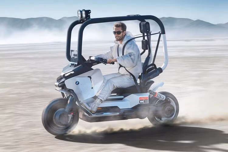 BMW Motorrad Vision CE chính thức giới thiệu với công chúng trong sự kiện IAA Mobility 2025 tại Munich, Đức. Hiện tại, hãng vẫn chưa có kế hoạch ra mắt phiên bản thương mại của mẫu concept ấn tượng này.