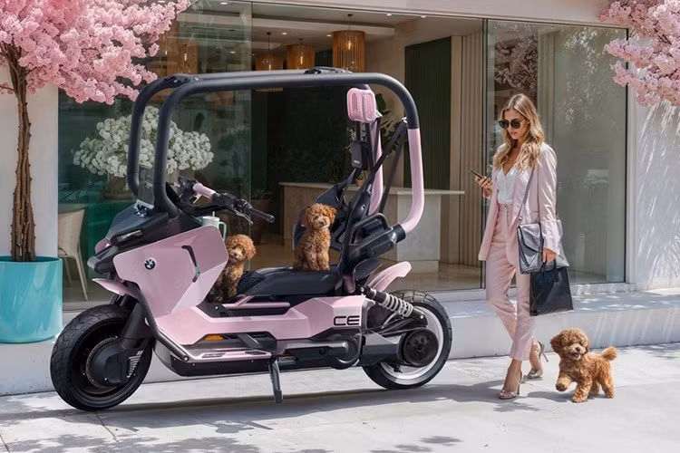 Người lái cũng không cần chống chân bởi BMW Motorrad Vision CE có chức năng thăng bằng, giúp xe tự cân bằng hoàn toàn khi đứng yên.