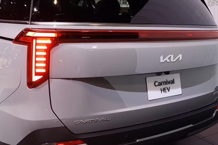 Kia Carnival 2026 tại Thái Lan theo nhiều đồn đoán sẽ sở hữu 2 tuỳ chọn hệ truyền động, gồm các bản máy xăng hút khí tự nhiên dung tích 3.5L và động cơ hybrid 1.6L tăng áp. Mức giá xe tại thị trường này thấp hơn so với trước đây.