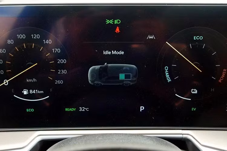 Kia Sorento 2025 bổ sung cảm biến hỗ trợ đỗ xe bên hông và tính năng cảnh báo, hỗ trợ tránh va chạm phía sau khi đỗ (PCA). Hệ thống cảnh báo va chạm phía trước (FCA) cũng được nâng cấp lên bản FCA 2.0. Các công nghệ ADAS quen thuộc tiếp tục hiện diện: cảnh báo/lái giữ làn đường...