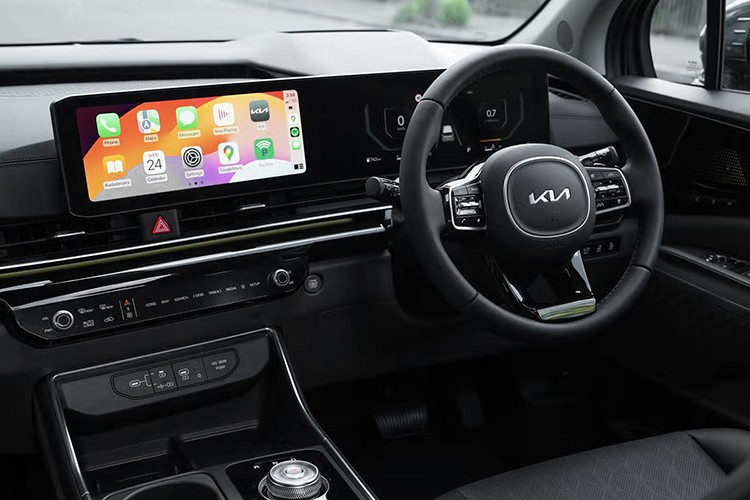 Hàng ghế thứ hai dạng Captain Seat chỉnh điện, tích hợp bệ đỡ chân và tính năng thư giãn, trong khi hàng ghế trước cũng được chỉnh điện, nhớ vị trí và có thông gió.