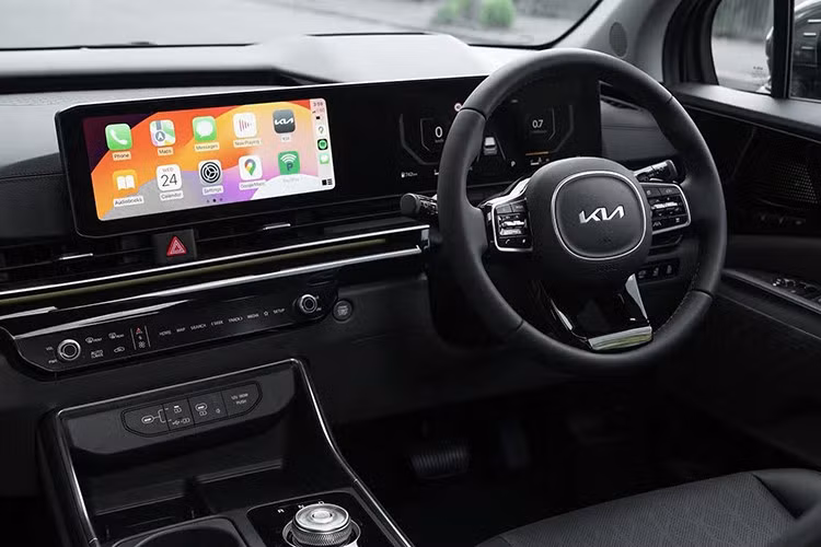 Hàng ghế thứ hai dạng Captain Seat chỉnh điện, tích hợp bệ đỡ chân và tính năng thư giãn, trong khi hàng ghế trước cũng được chỉnh điện, nhớ vị trí và có thông gió.