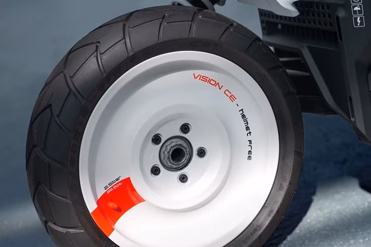 Cách đặt chân, cho để tư thế ngồi có thể thấy đây là phong cách mới định hình tương lai của dòng xe scooter hiện đại, rất khác biệt khi so với xe hai bánh truyền thống.