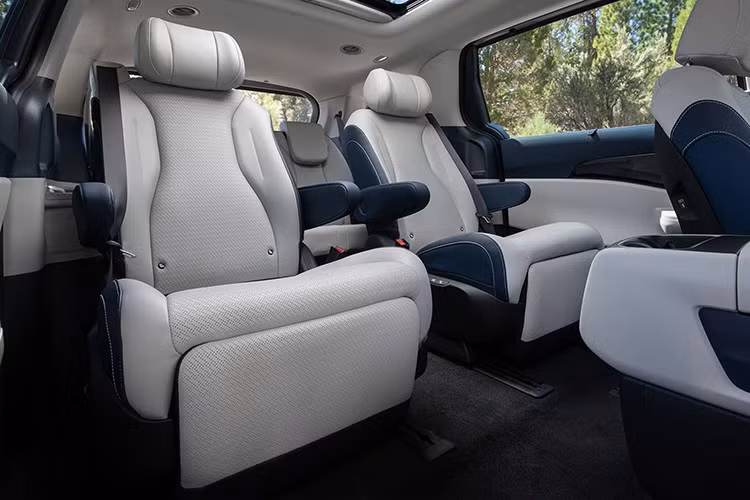 Xe có kích thước tổng thể dài 5.155 mm, rộng 1.995 mm, cao 1.785 mm, trục cơ sở 3.090 mm và bình nhiên liệu dung tích 72 lít. Người dùng có thể lựa chọn bốn màu ngoại thất gồm trắng Snow White Pearl, xanh Astra Blue, đen Aurora Black Pearl và bạc Ceramic Silver.