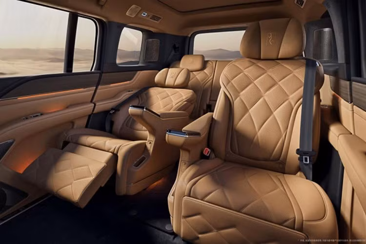 Xe được trang bị cụm đồng hồ kỹ thuật số 23,6 inch cho người lái, màn hình thông tin giải trí trung tâm 12,8 inch và một màn hình 23,6 inch khác cho hành khách phía trước. Cả hàng ghế thứ nhất và thứ hai đều được trang bị chức năng sưởi ấm, thông gió và massage, cùng với tựa tay sưởi ấm để tăng thêm sự thoải mái.