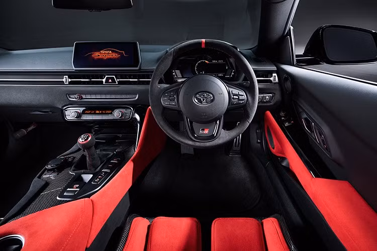 Tuy nhiên, để đáp ứng yêu cầu kỹ thuật, dung tích của động cơ này đã tăng từ 5.0L lên 5.2L. Thông số của hệ thống vận hành của mẫu xe đua này không được Toyota công bố.