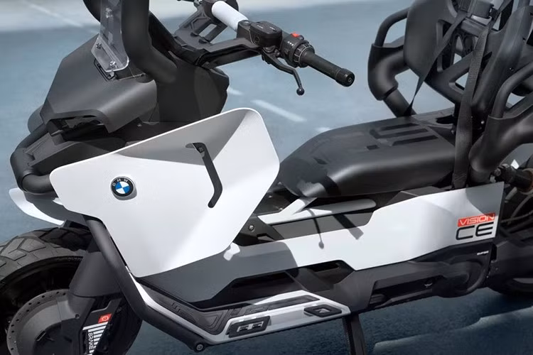 Tổng thể thiết kế ngoại hình của BMW Motorrad Vision CE có nhiều nét tương đồng với các mẫu xe điện của BMW Motorrad như chiếc CE 02 hay CE 04. Tông màu chủ đạo trên BMW Motorrad Vision CE là trắng nhám với đen tương phản, bề mặt nhôm.