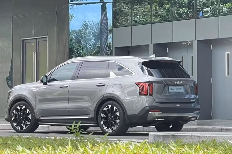 Diwj đoán các phiên bản của Kia Sorento 2025 tại Việt Nam gồm; Xăng 2.5G Signature FWD, Xăng 2.5G Signature AWD, Dầu 2.2D Signature FWD và Dầu 2.2D Signature AWD. Chiếc Sorento xuất hiện lần này mang màu ghi, gắn biển tên “New Sorento” và sở hữu nhiều chi tiết khác biệt so với bản cũ.