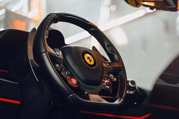 Chiếc Ferrari 488 Pista của "Qua" Vũ được trang bị bộ ghế đua có phần khung làm từ sợi carbon, ghế ngồi bọc da Alcantara tối màu với đường sọc đỏ chạy dài trên tựa lưng ghế và logo ngựa chồm được thêu trên tựa đầu. Xe còn có tuỳ chọn đai an toàn 4 điểm thể thao.