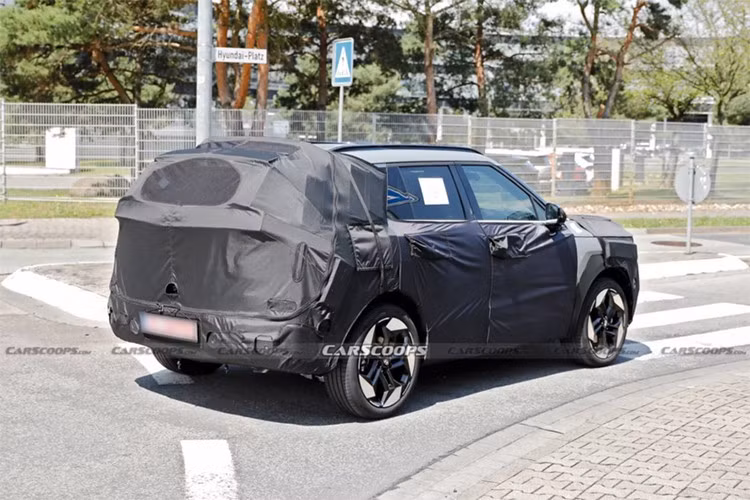 Thông tin ban đầu cho thấy Tucson thế hệ mới sẽ dùng nền tảng hiện đại, tích hợp hệ thống thông tin giải trí Pleos với trợ lý ảo AI Gleo, hỗ trợ điều khiển bằng giọng nói và hồ sơ cá nhân hóa cho từng tài xế.