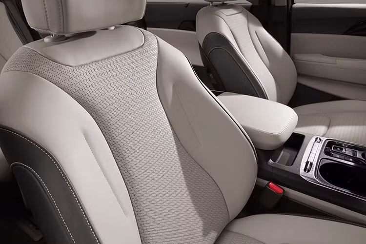 Ngoài ra, xe còn được trang bị hệ thống âm thanh Bose, camera 360 độ cùng tám túi khí. Đặc biệt, gói hỗ trợ lái xe tiên tiến ADAS có thêm tính năng cảnh báo mở cửa an toàn, nâng cao khả năng bảo vệ cho người dùng.