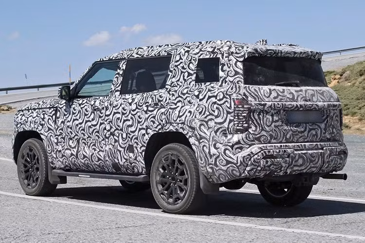 Vài tháng trước, giới săn ảnh đã ghi nhận một mẫu SUV khung rời cỡ lớn của Mitsubishi chạy thử trong lớp ngụy trang dày đặc, làm dấy lên suy đoán đây chính là Pajero thế hệ mới.