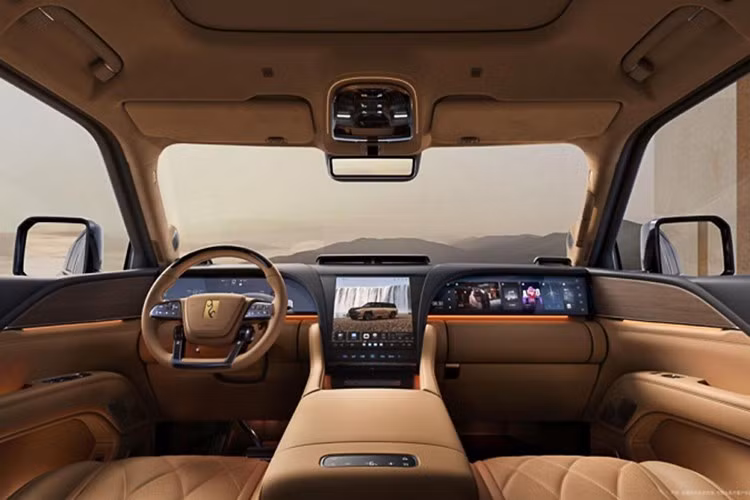 Khoang cabin rộng tới 5,3m³, bố trí 6 chỗ ngồi theo kiểu 2+2+2. Ghế trước có massage 14 điểm, tay vịn cảm biến nhiệt độ, âm thanh tựa đầu kép. Ghế sau dạng thương gia, massage 18 điểm, bàn ăn tích hợp, ba chế độ ngả linh hoạt. Hàng ghế thứ ba và tay vịn trung tâm có sưởi, điều chỉnh điện.