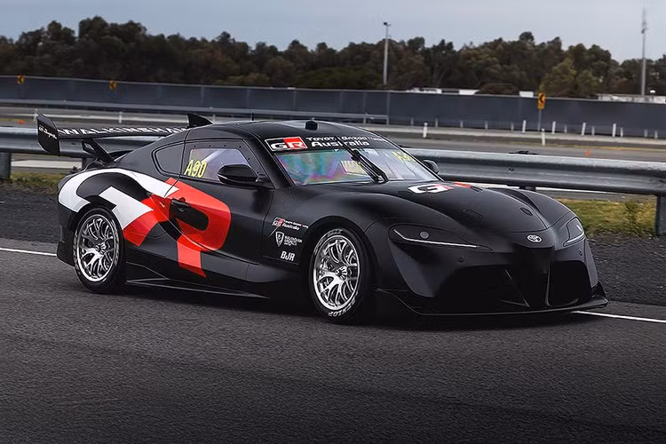 Toyota Supra ra mắt lần đầu vào năm 1978 với thiết kế vay mượn từ mẫu xe thể thao đàn anh Celica. Đến năm 2002, hãng xe Nhật tuyên bố khai tử Supra. Sau đó 9 năm, Toyota khởi động dự án hợp tác với BMW nhằm tạo ra một mẫu xe thể thao mới.