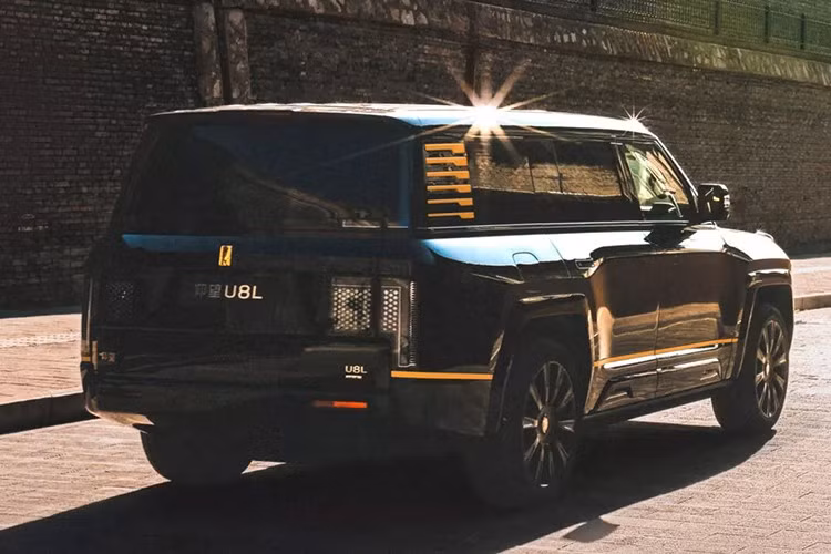 Ngoại thất BYD Yangwang U8L được hoàn thiện với cản trước sơn đen, ốp hông đồng màu thân xe, vòm bánh xe tối giản, đèn hậu ẩn cùng mâm đúc 23 inch tám chấu. Xe còn có cửa hậu chỉnh điện và chụp mâm dạng nổi.