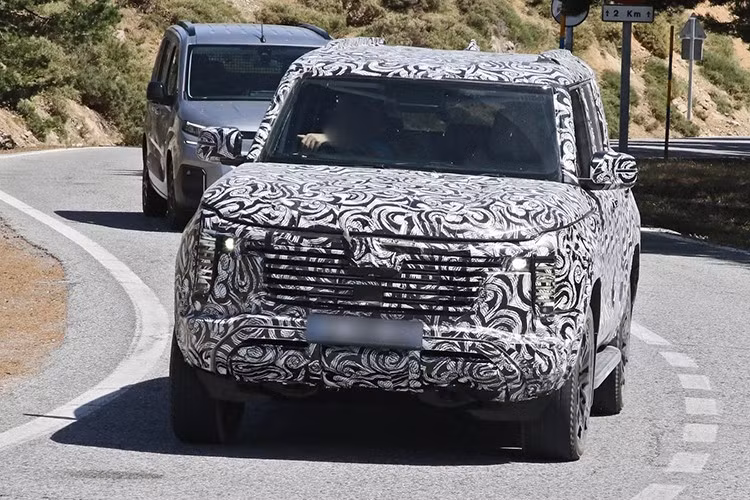 Mitsubishi đã ngừng bán Pajero tại Nhật vào 2019 với thế hệ thứ tư, trong bối cảnh nhu cầu sụt giảm và khó khăn tài chính. Đến năm 2021, nhà máy chuyên sản xuất Pajero cũng bị đóng cửa và chuyển đổi thành cơ sở sản xuất giấy vệ sinh – động thái được xem là “dấu chấm hết” cho tên gọi Pajero.