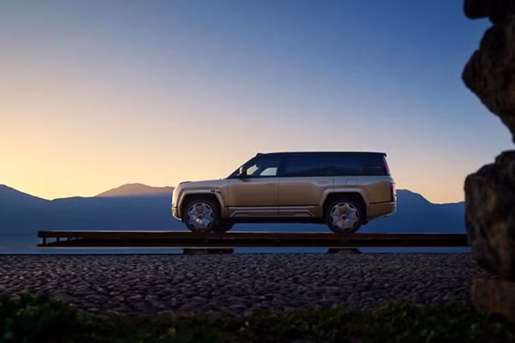 Xe được trang bị chức năng lái xe tự động DiPilot 600 của công ty bao gồm ba cảm biến LiDAR và cung cấp chức năng Navigate On Autopilot trên đường cao tốc và đường đô thị. Xe cũng được trang bị tiêu chuẩn phanh gốm carbon, hệ thống treo thủy lực Disus-P độc quyền của YangWang và chế độ lội nước tương tự như phiên bản tiêu chuẩn.