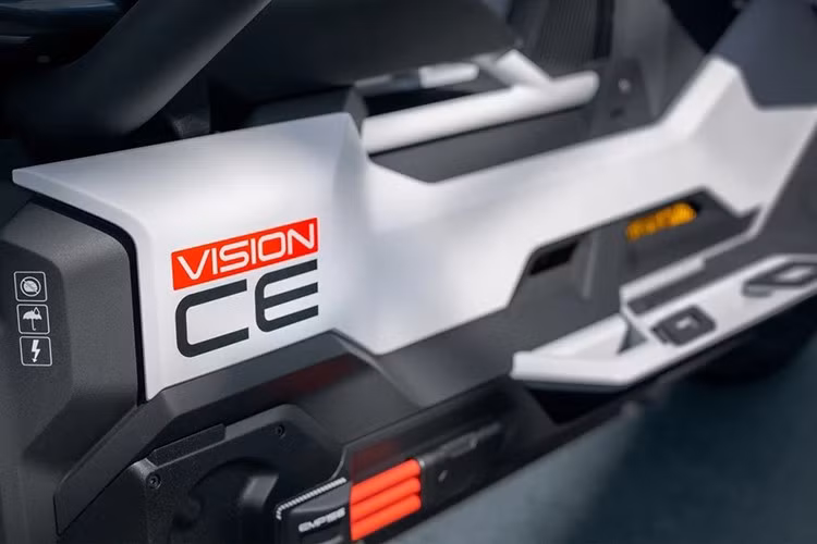 Thông số vận hành của Vision CE chưa được công bố, có thể sẽ tương đồng với CE 04. BMW CE 04 trang bị bộ pin điện dung lượng 8,9 kWh, có khả năng sạc đầy 20-80% trong 45 phút với nguồn sạc nhanh (công suất 6,9 kW).