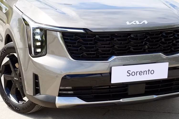 So với phiên bản hiện tại, Kia Sorento 2025 sẽ không điều chỉnh quá nhiều về thiết kế tổng thể. Kích thước xe lần lượt 4.815 x 1.900 x 1.700 mm, chiều dài cơ sở 2.815 mm, khoảng sáng gầm 176 mm. Xe vẫn duy trì ngôn ngữ Opposites United, sự tương phản giữa các yếu tố đối lập.