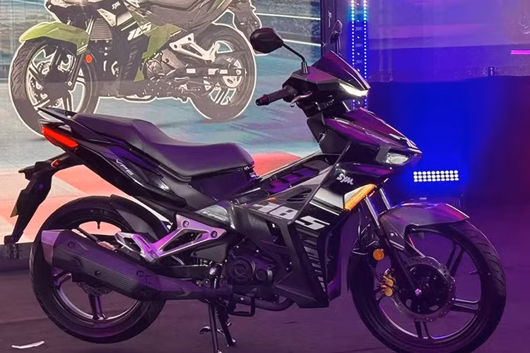 Ở phiên bản mới 2025 này, mẫu xe côn tay VFE185i tại thị trường Malaysia được phân phối với ba tùy chọn màu sắc gồm trắng, xanh lá và xanh dương, trong khi các trang bị khác không có nhiều thay đổi.