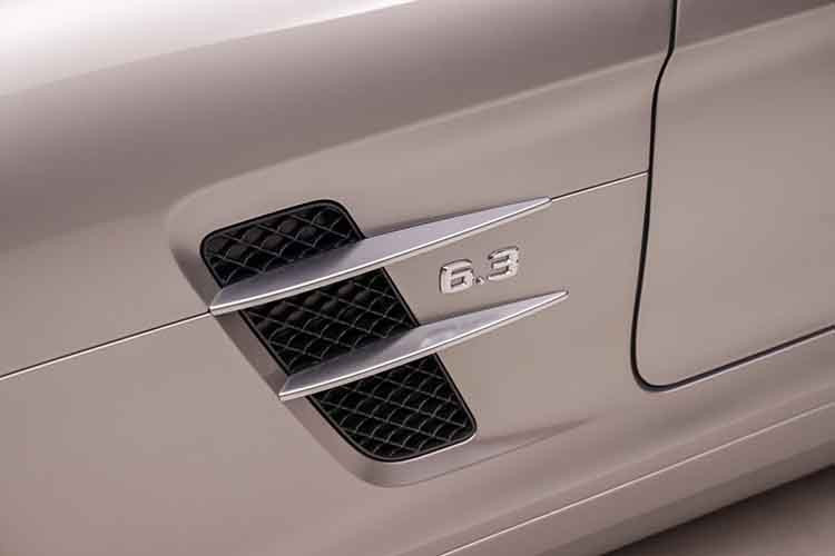 Điểm nhấn của chiếc SLS đặc biệt không nằm ở số odo mà chính là cỗ máy V8 6,2 lít huyền thoại (mã M159) chế tạo thủ công. Mercedes-Benz chỉ cung cấp động cơ này cho xe đua AMG GT3.