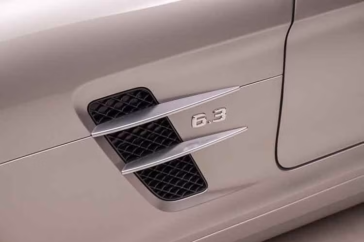 Điểm nhấn của chiếc SLS đặc biệt không nằm ở số odo mà chính là cỗ máy V8 6,2 lít huyền thoại (mã M159) chế tạo thủ công. Mercedes-Benz chỉ cung cấp động cơ này cho xe đua AMG GT3.