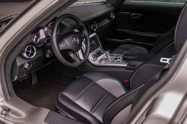 SLS còn có hệ thống lái trợ lực cảm biến tốc độ và hệ thống treo AMG Performance. Đĩa phanh gốm carbon cỡ lớn với kẹp phanh AMG màu vàng, (tùy chọn) viền động cơ bằng sợi carbon hiếm có.