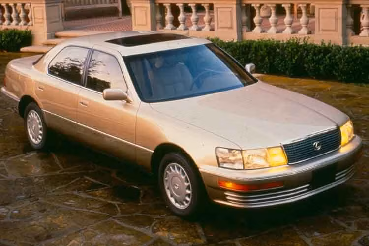 Chiếc Lexus LS đầu tiên ra mắt vào năm 1989 là LS 400. Hãng xe sang của Toyota - Lexus đã chứng minh thương hiệu Nhật Bản, nằm ngoài các hãng xe châu Âu vẫn có thể tạo nên chiếc sedan hạng sang đúng chuẩn xe Đức. Thời điểm đó, Lexus LS 400 không chỉ cạnh tranh với các mẫu xe sang của Đức như Mercedes-Benz, BMW hay hãng xe Anh - Jaguar...