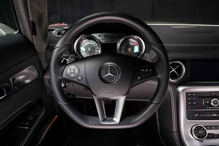 Báo cáo Carfax hoàn toàn sạch, xe có một vài vết xước nhỏ ở phần đầu xe, còn lại xe không khác gì vừa lăn bánh từ showroom.