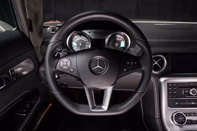 Báo cáo Carfax hoàn toàn sạch, xe có một vài vết xước nhỏ ở phần đầu xe, còn lại xe không khác gì vừa lăn bánh từ showroom.