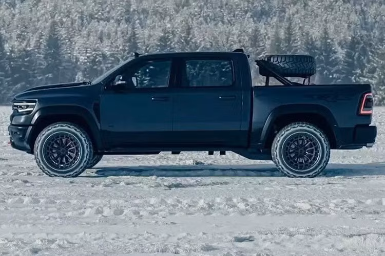 Vị lãnh đạo này gần như đã dập tắt rất nhiều đồn đoán khi đưa ra thông báo trong cuộc họp báo cáo tài chính quý 2 "động cơ V8, trên các phiên bản như Ram 1500 TRX, sẽ mang lại cho chúng tôi doanh số cao hơn." Như vậy, chiếc xe bán tải biểu tượng này thực sự đang trở lại thế giới xe hơi, mặc dù chưa biết chính xác khi nào điều đó sẽ chính thức diễn ra.