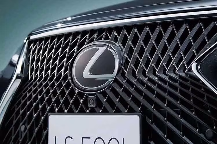 Để tri ân lịch sử và cũng là chiếc xe tạo nên huyền thoại, Lexus đã giới thiệu LS Heritage Edition 2026 với số lượng giới hạn chỉ 250 xe dành cho thị trường Mỹ, giá từ 99.280 USD quy đổi 2,61 tỷ đồng. Đây cũng sẽ là phiên bản LS duy nhất còn bán ra trước khi ngừng sản xuất hoàn toàn vào cuối năm nay.