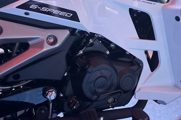 Về sức mạnh, mẫu xe côn tay SYM VFE185i sử dụng khối máy xy-lanh đơn, 4 thì, làm mát bằng dung dịch, dung tích 183 cc, trục cam đơn (SOHC).