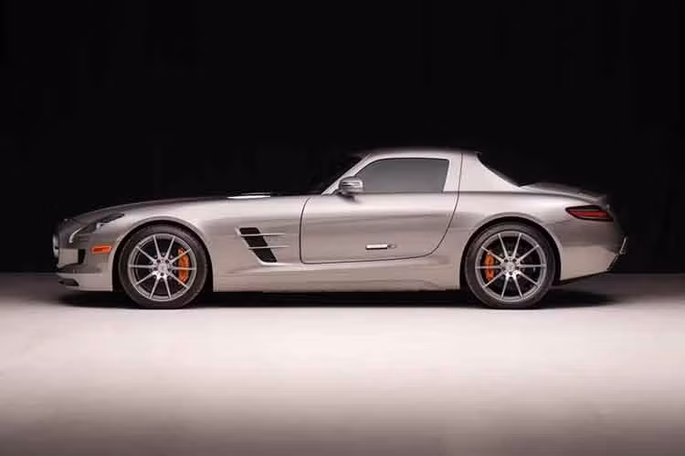 Mercedes-Benz SLS AMG 2011 có khả năng tăng tốc từ 0-96 km/h trong 3,6 giây. Giờ đây, siêu phẩm SLS AMG 2011 có odo 9.000 dặm lên sàn đấu giá Bring a Trailer với tình trạng cực mới.