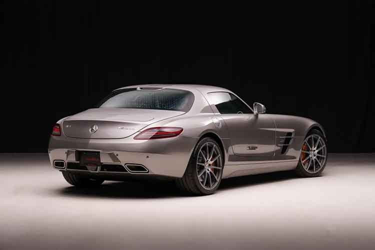 Chiếc SLS trong bài mang ngoại thất sơn AMG Alubeam Silver tuyệt đẹp, tùy chọn có giá 12.000 USD thời điểm đó và tông màu bạc đã tạo nên tên tuổi của chiếc xe này.