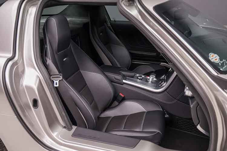 Các tiện ích bao gồm: camera lùi, Keyless Go, hệ thống âm thanh Bang &amp; Olufsen, điều hòa tự động hai vùng, và hệ thống thông tin giải trí COMAND với định vị...