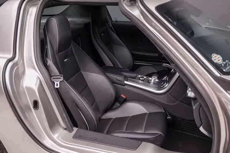 Các tiện ích bao gồm: camera lùi, Keyless Go, hệ thống âm thanh Bang &amp; Olufsen, điều hòa tự động hai vùng, và hệ thống thông tin giải trí COMAND với định vị...