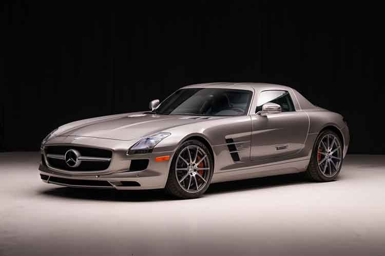 Điểm nhấn của SLS là cửa gullwing với tay nắm bật ra, đèn pha bi-xenon, cánh gió, khe thoát gió ở chắn bùn trước, gương gập điện, cảm biến đỗ xe trước và sau, cùng ống xả kép. Bộ mâm hợp kim 10 chấu kích thước phía trước 19 inch và phía sau 20 inch, kết hợp bộ lốp Michelin với năm sản xuất 2019 và 2020.