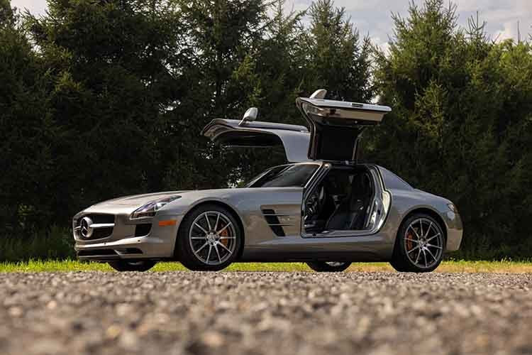 SLS được xem làm lời chào tạm biệt của Mercedes dành cho dòng Gullwing, đây là điều khiến chiếc xe này trở nên đặc biệt.Với tài liệu đầy đủ, gồm cả nhãn cửa sổ gốc và hồ sơ bảo dưỡng, chiếc xe này đáp ứng mọi tiêu chí mà các nhà sưu tập nghiêm túc mong muốn.