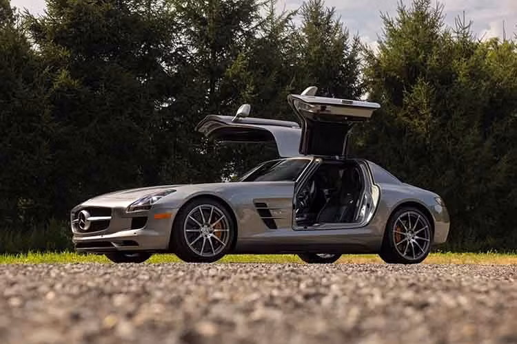 SLS được xem làm lời chào tạm biệt của Mercedes dành cho dòng Gullwing, đây là điều khiến chiếc xe này trở nên đặc biệt.Với tài liệu đầy đủ, gồm cả nhãn cửa sổ gốc và hồ sơ bảo dưỡng, chiếc xe này đáp ứng mọi tiêu chí mà các nhà sưu tập nghiêm túc mong muốn.