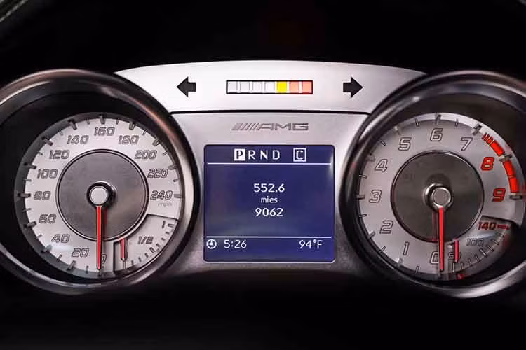 Nội thất mang đến sự sang trọng tối đa với ghế thể thao AMG chỉnh điện tích hợp sưởi được bọc da Designo Exclusive màu đen. Da còn xuất hiện tại bảng điều khiển dưới, bảng điều khiển trung tâm và các tấm ốp cửa...