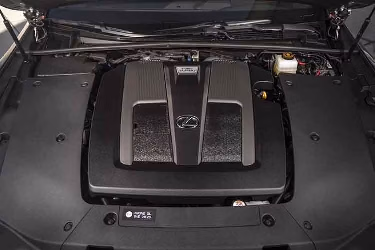 LS 500 AWD Heritage Edition 2026 sẽ được trang bị động cơ V-6 tăng áp kép 3.4 lít của hãng, sản sinh công suất 416 mã lực kết hợp với hộp số tự động 10 cấp và bộ vi sai trung tâm chống trượt Torsen tiêu chuẩn. Xe có thể tăng tốc 0-96 km/h trong 4,6 giây.