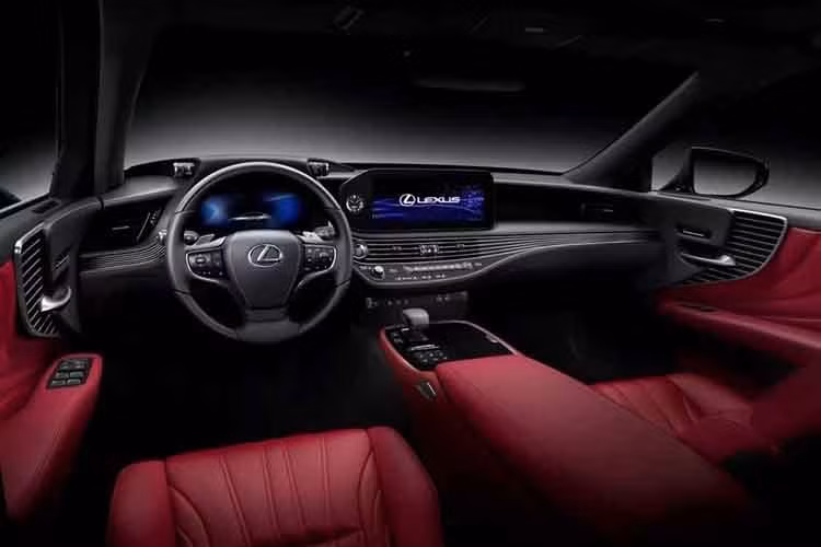 Khoang nội thất gợi nhớ những hình dáng quen thuộc của cuối thập niên 1980 và đầu 1990 với màu đỏ Rioja Red lần đầu tiên xuất hiện trên LS. Một số chi tiết đặc biệt gồm logo "Heritage Edition" khắc trên bệ trung tâm và hình dáng LS thêu trên tựa đầu ghế. Hàng ghế sau có sưởi, dây an toàn tích hợp cơ cấu nâng tự động, dàn âm thanh Mark Levinson 23 loa công suất 2.400 watt và tính năng đỗ xe tự động Advanced Park.