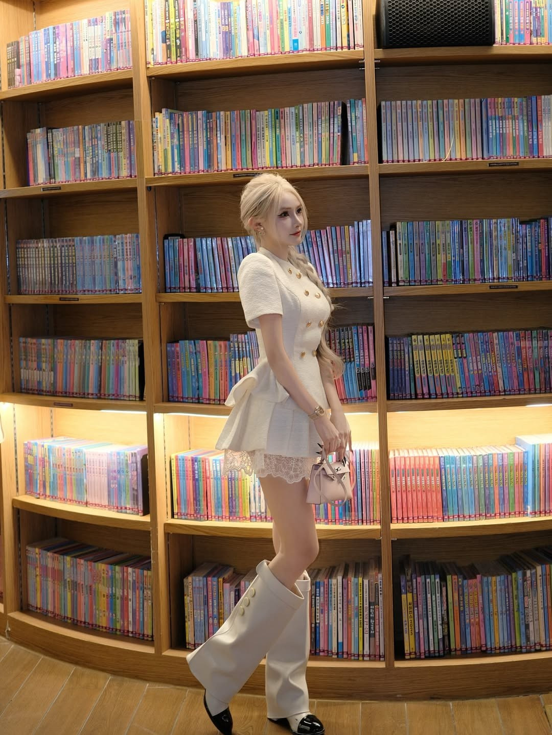 Không gian thư viện với hàng nghìn đầu sách xếp ngay ngắn càng làm nổi bật sự đối lập thú vị trong hình ảnh của Jenny Yến: vừa tri thức, nền nã, vừa thời thượng và cá tính.