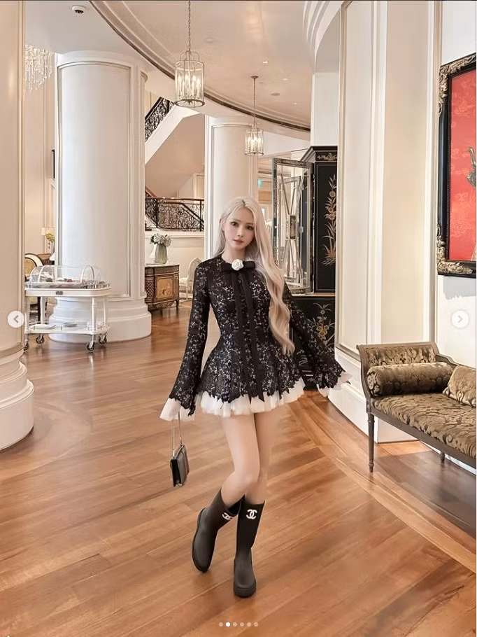 Song song với DJ, Jenny Yến còn là người mẫu ảnh, thường xuyên xuất hiện trong các bộ hình thời trang đa dạng concept. Phong cách của cô được nhận xét là sự giao thoa giữa vẻ đẹp ngây thơ, trong sáng và nét quyến rũ, nóng bỏng – yếu tố giúp nữ DJ giữ được sức hút bền bỉ suốt nhiều năm.