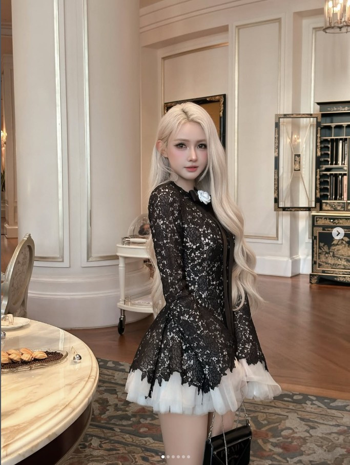 Không chỉ hoạt động trong nước, Jenny Yến còn từng được báo chí Trung Quốc ca ngợi nhan sắc, giúp tên tuổi lan tỏa mạnh mẽ trong cộng đồng mạng quốc tế.