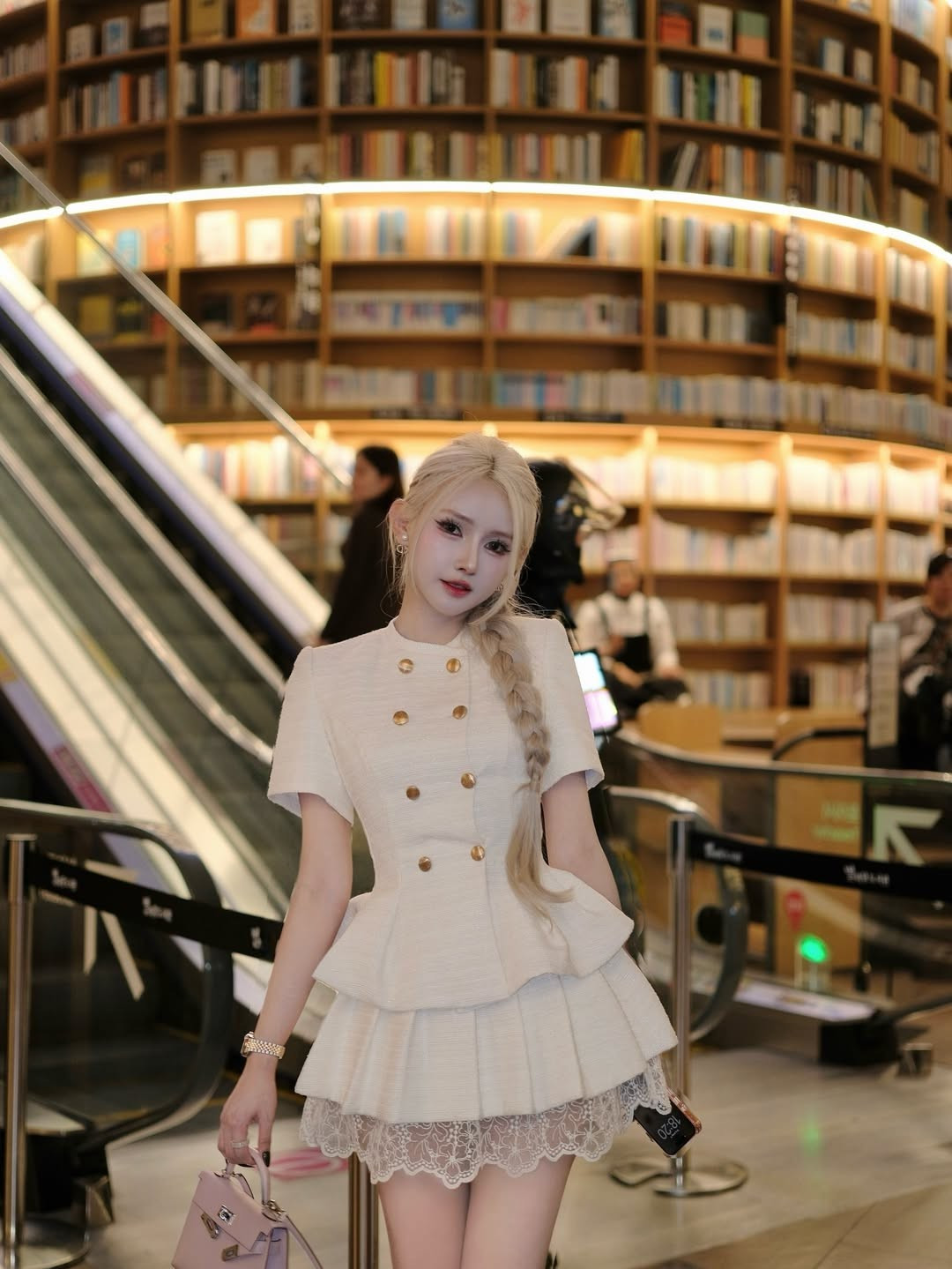 Dáng đứng thẳng, đôi chân thon dài cùng thần thái tự tin giúp nữ DJ ghi điểm tuyệt đối, khiến nhiều người nhận xét rằng cô có khả năng “cân” mọi concept, từ gợi cảm trên sân khấu đến thanh lịch đời thường.