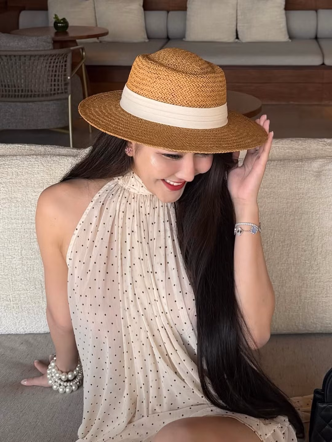 Một điểm khiến người xem khó rời mắt chính là mái tóc dài suôn mượt – “thương hiệu” của Võ Ngọc Trân. Trong làn gió biển nhẹ, mái tóc buông xõa càng làm tăng thêm vẻ mềm mại, nữ tính. Nhiều khán giả nhận xét chỉ cần một khung hình nghiêng mặt, nụ cười nhẹ và ánh nhìn xa xăm cũng đủ để cô nàng ghi điểm tuyệt đối.